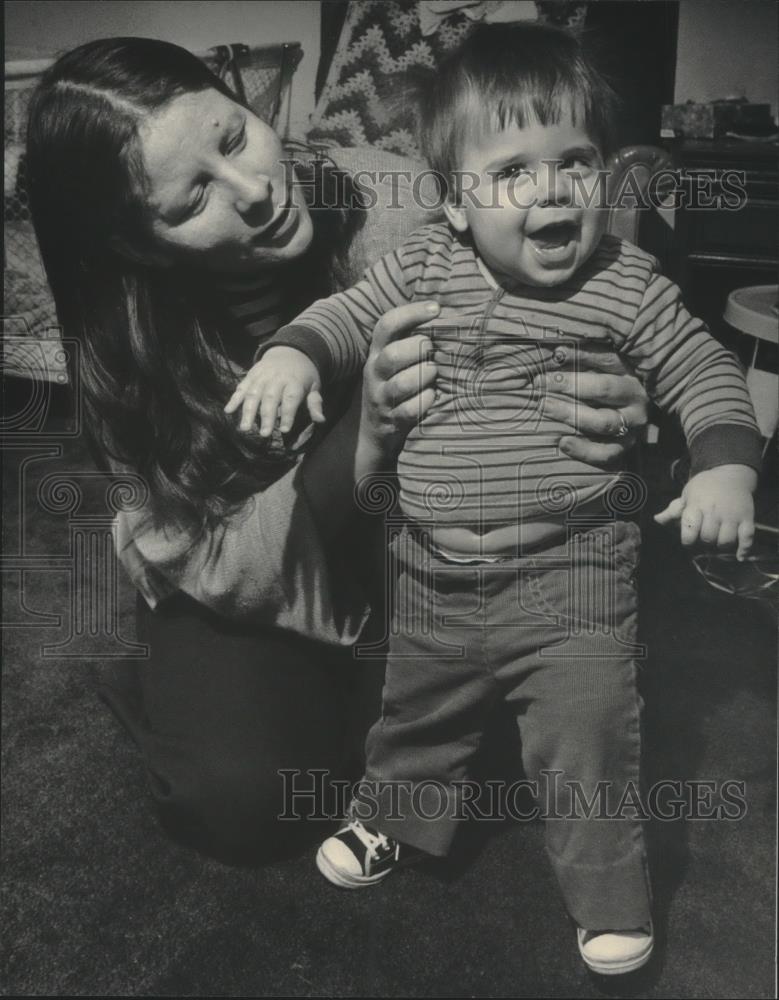 1983 Press Photo Kathleen Holbach, Eagle, Wisc., with son Jeremiah - mjb72299 - Historic Images