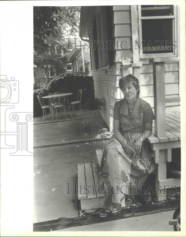 1982 Press Photo Nancy Niedziela sits outside her Pewaukee Wisconsin home - Historic Images