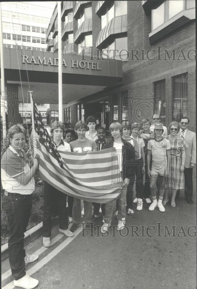 1984 Press Photo Milwaukee Journal Carriers to hoist US flag in Reading, England - Historic Images