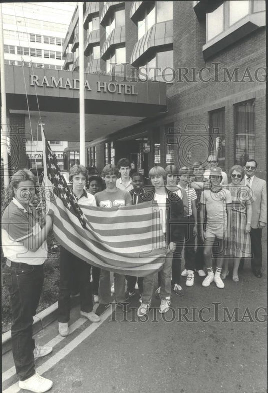 1984 Press Photo Milwaukee Journal Carriers to hoist US flag in Reading, England - Historic Images