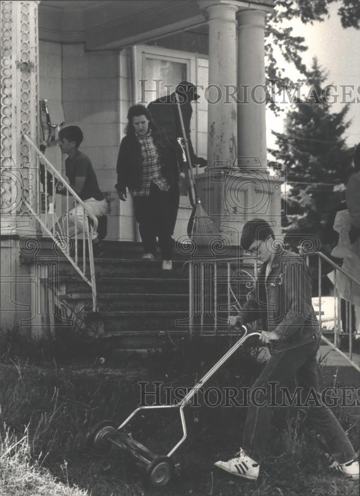 1988 Press Photo volunteers from Next Door Foundation clean up a donated house - Historic Images