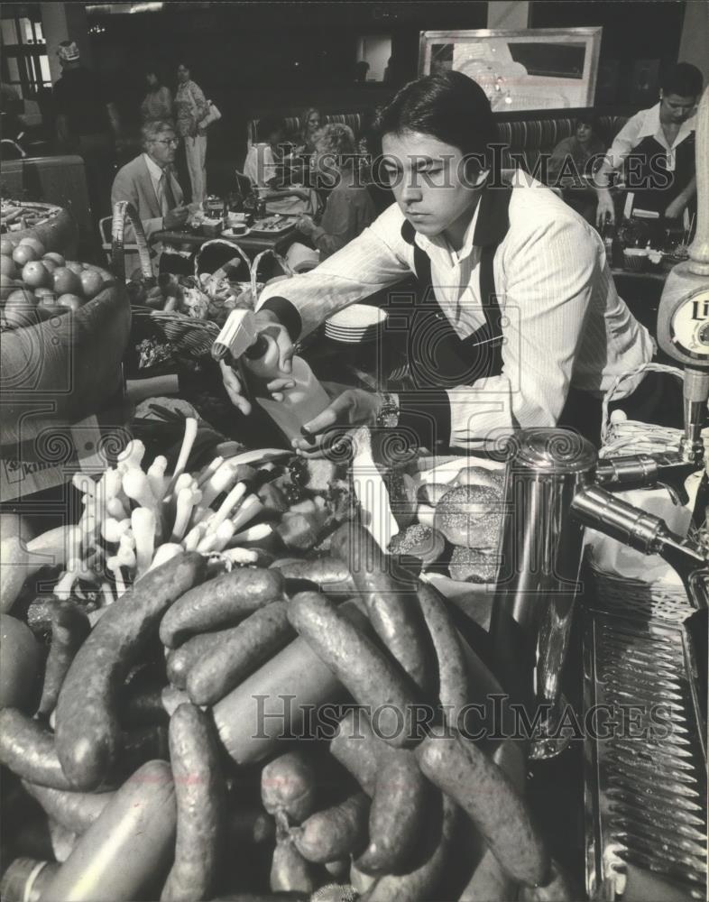 1980 Press Photo Scott Jahnke sprays vegetables at Hyatt Regency Hotel opening - Historic Images