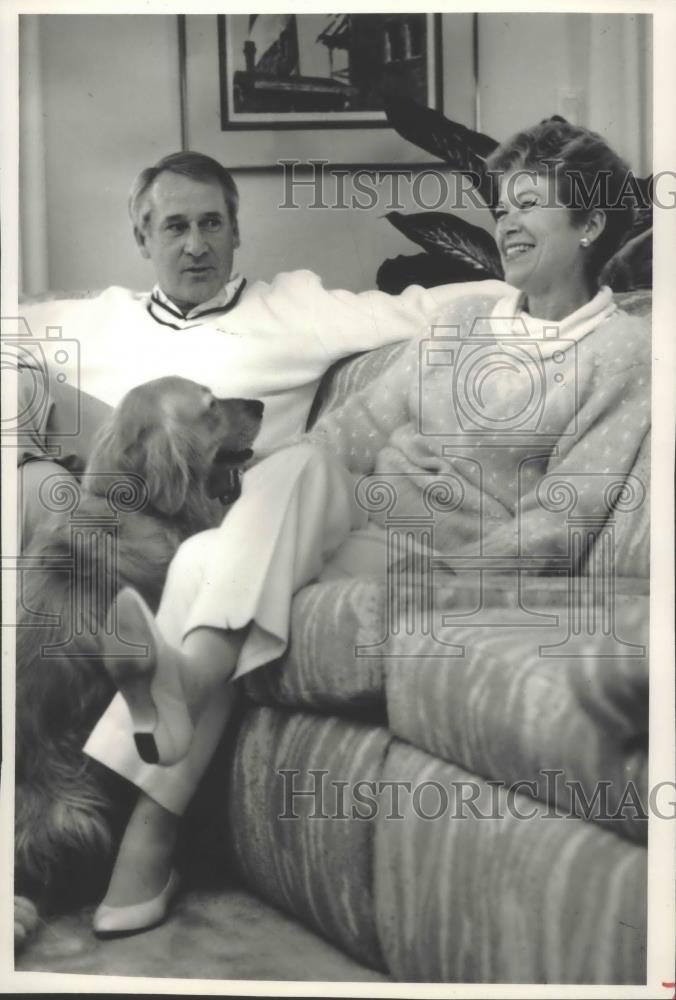 1988 Press Photo Lindy Infante, coach of Green Bay Packers, with wife at home - Historic Images