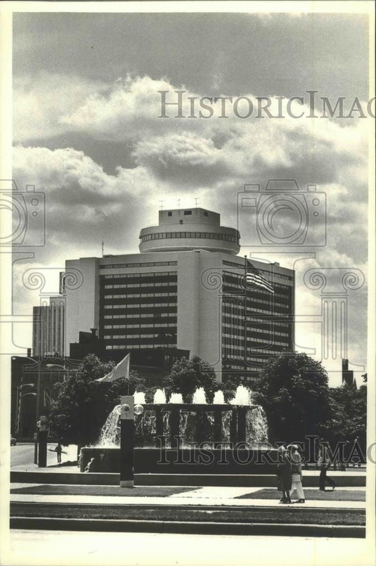 1980 Press Photo Hyatt Regency Hotel in the background of the PAC Foundation - Historic Images