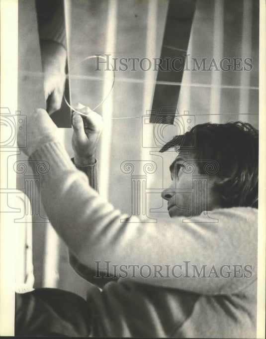 1980 Press Photo Gianni Morselli with sculpture, Hyatt Regency Hotel, Milwaukee - Historic Images