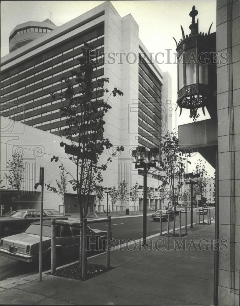 1980 Press Photo Milwaukee improves downtown to compliment Hyatt Regency Hotel - Historic Images