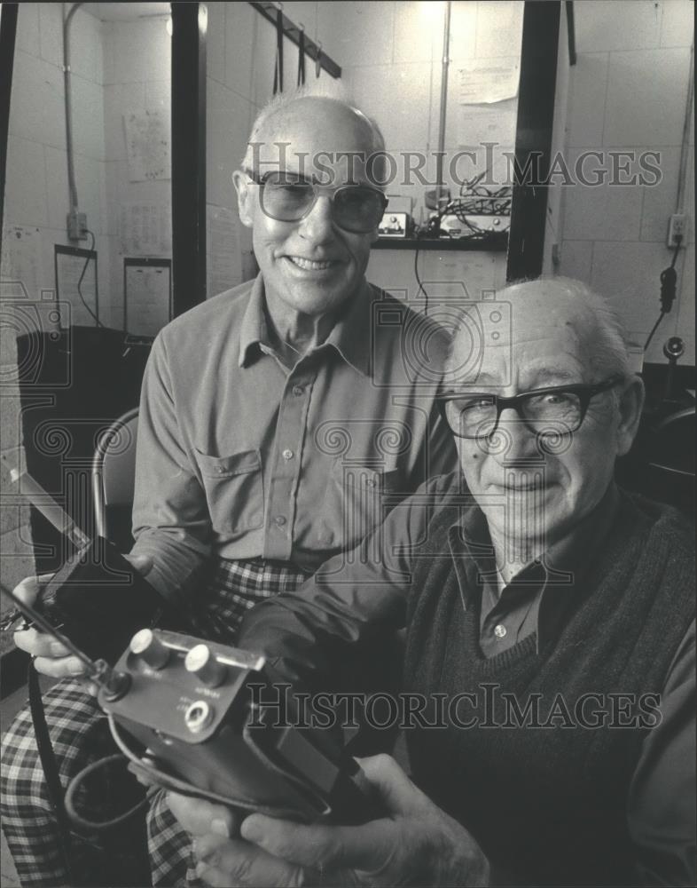 1984 Press Photo George Hulka &amp; Bernie Meske of Cedarburg Civil Defense - Historic Images