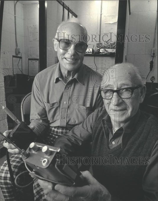 1984 Press Photo George Hulka & Bernie Meske of Cedarburg Civil Defense - Historic Images