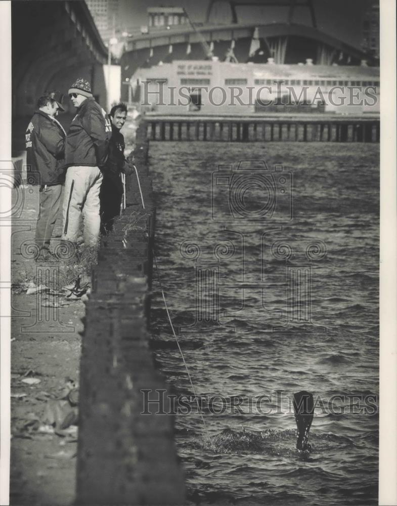 1988 Press Photo Divers searched harbor off Jones Island for stolen items - Historic Images