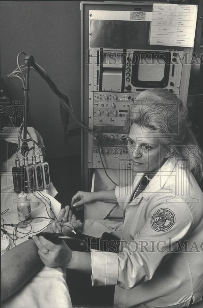 1985 Press Photo Dr. Lily Ouaknine used electromyography machine in Milwaukee - Historic Images