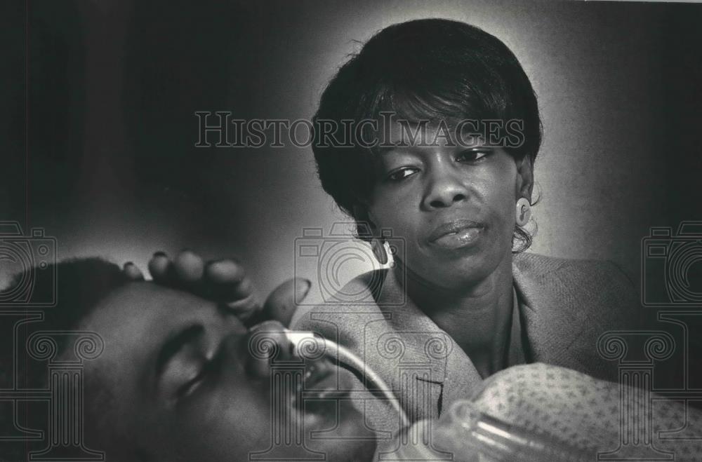 1990 Press Photo Queen Hyler watches over son in coma after beating in 1988 - Historic Images