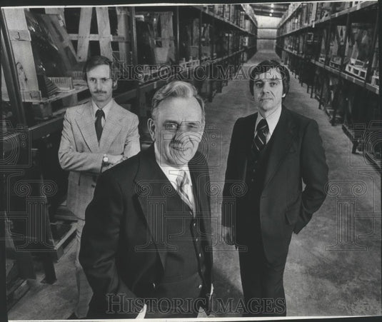 1978 Press Photo Executive Lloyd Hoene & team of Coolidge Glass Co., New Berlin - Historic Images