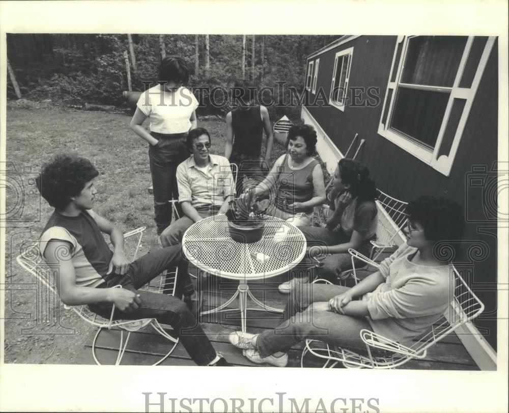 1985 Press Photo Members of Baha&#39;is Tribe at Lac du Flambeau Indian Reservation - Historic Images