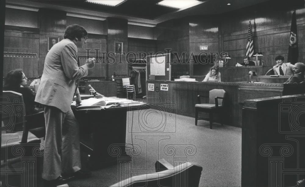 1978 Press Photo Det. James Hoffman on stand in Doe probe, Sheboygan, Wisc. - Historic Images