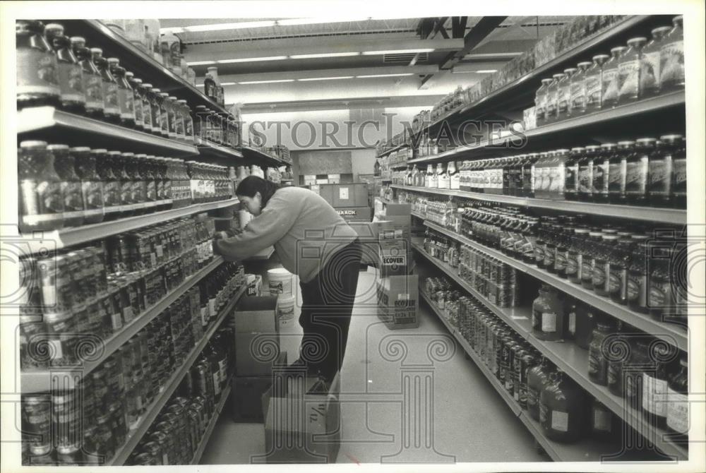 1990 Press Photo Terri Varney stocking food at Outpost Natural Food Co-op - Historic Images