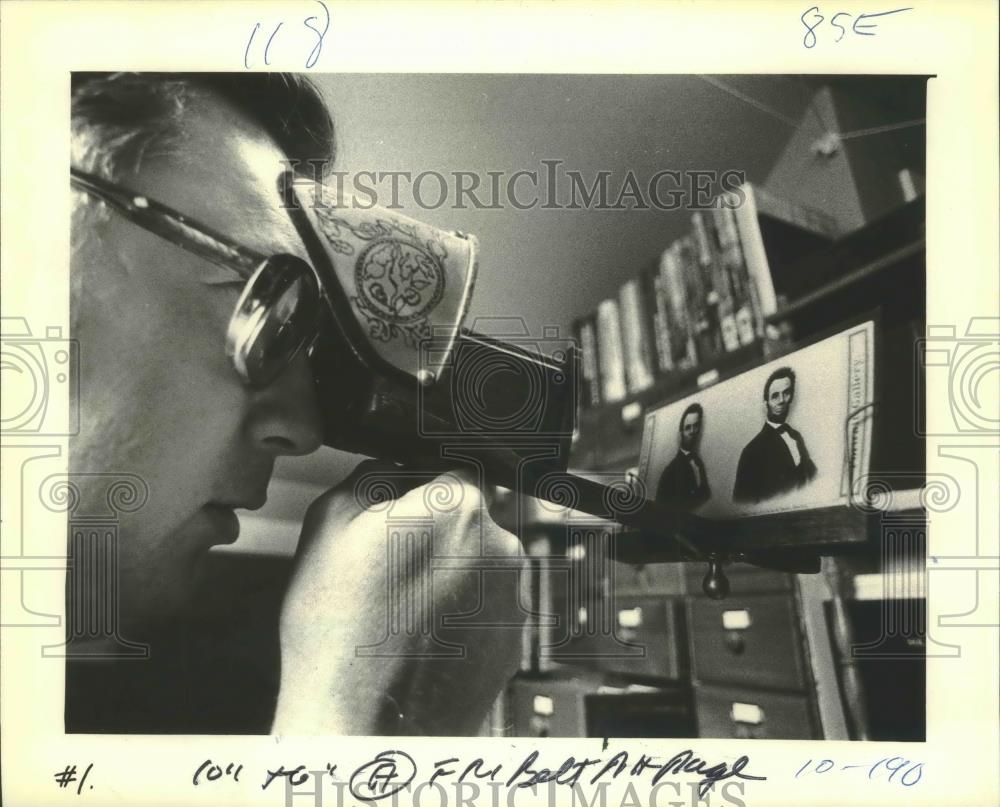 1981 Press Photo Gordon Hoffman looks at rare Lincoln pictures Green Lake - Historic Images