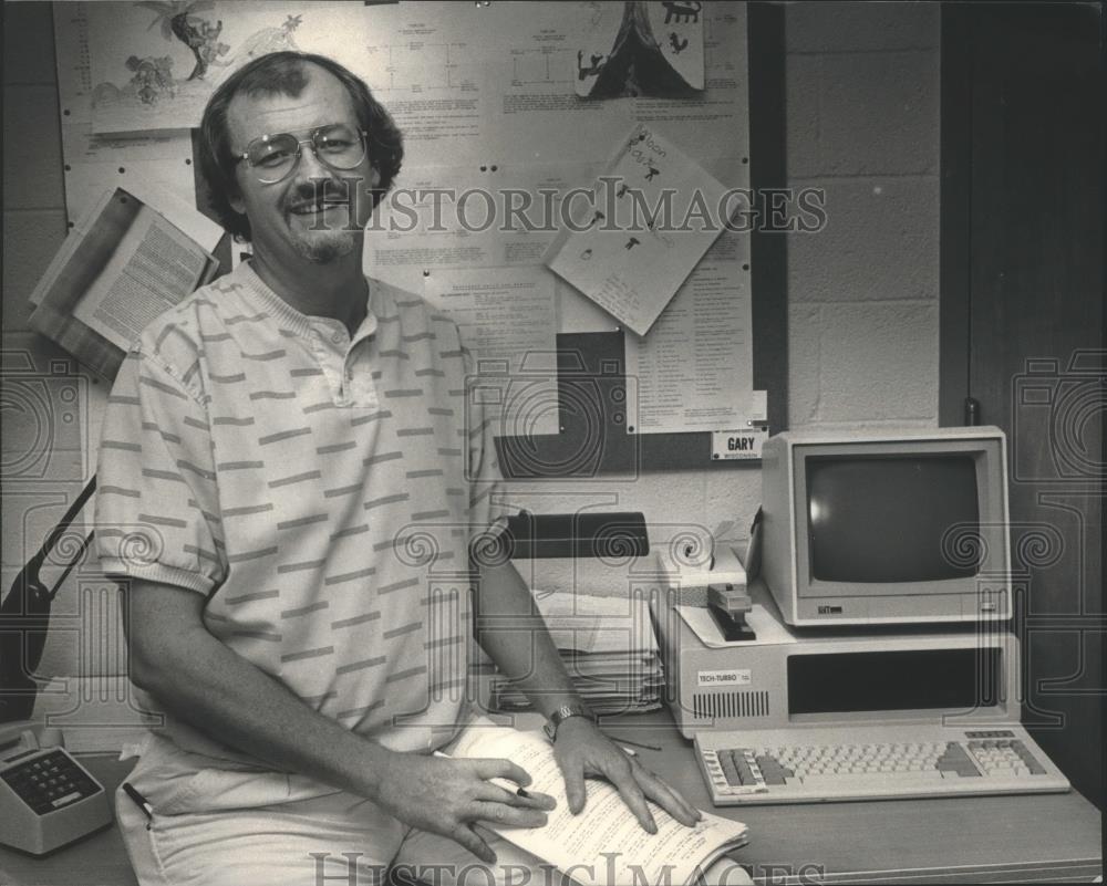 1988 Press Photo Dr. Gary Maier at Mendota in Madison - mjb72945 - Historic Images