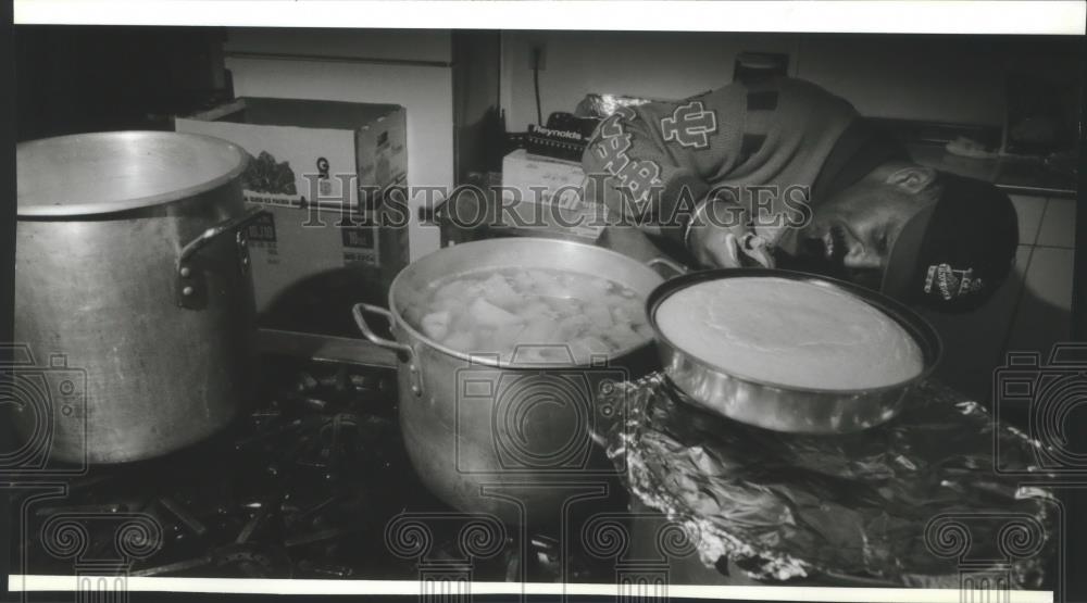 1994 Press Photo Carvis Braxton prepares Thanksgiving dinner at church - Historic Images