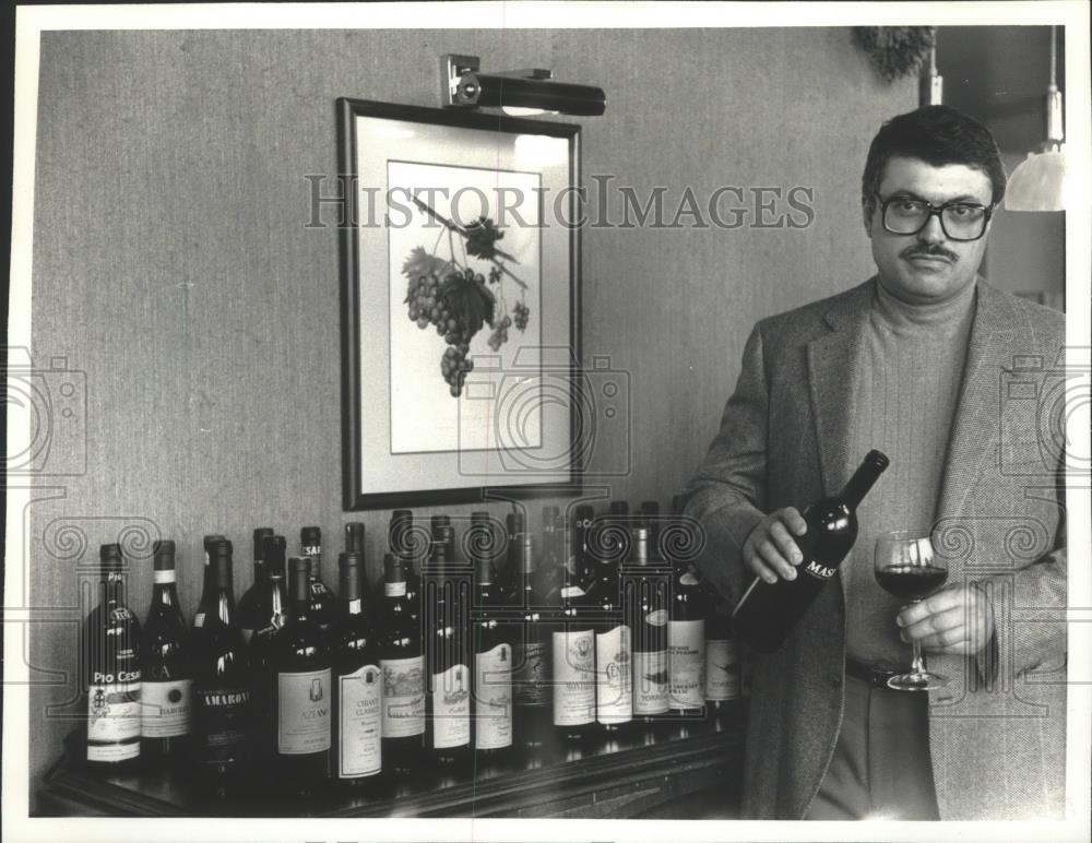 1992 Press Photo Randy Nelson owner of the Third Ward Caffe stocks Italian Wines - Historic Images