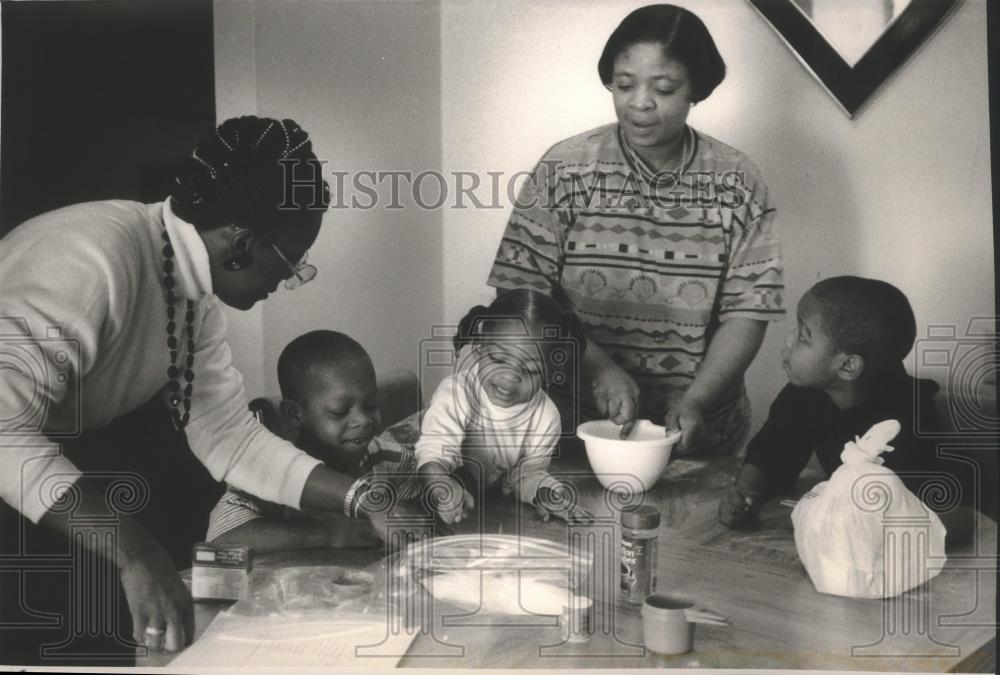 1994 Press Photo Ora makes play dough for Demetrius at Home Start Program - Historic Images