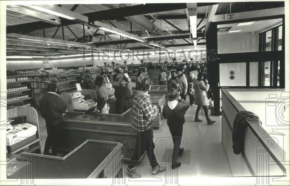 1990 Press Photo Outpost Natural Foods opened new store location, Milwaukee - Historic Images