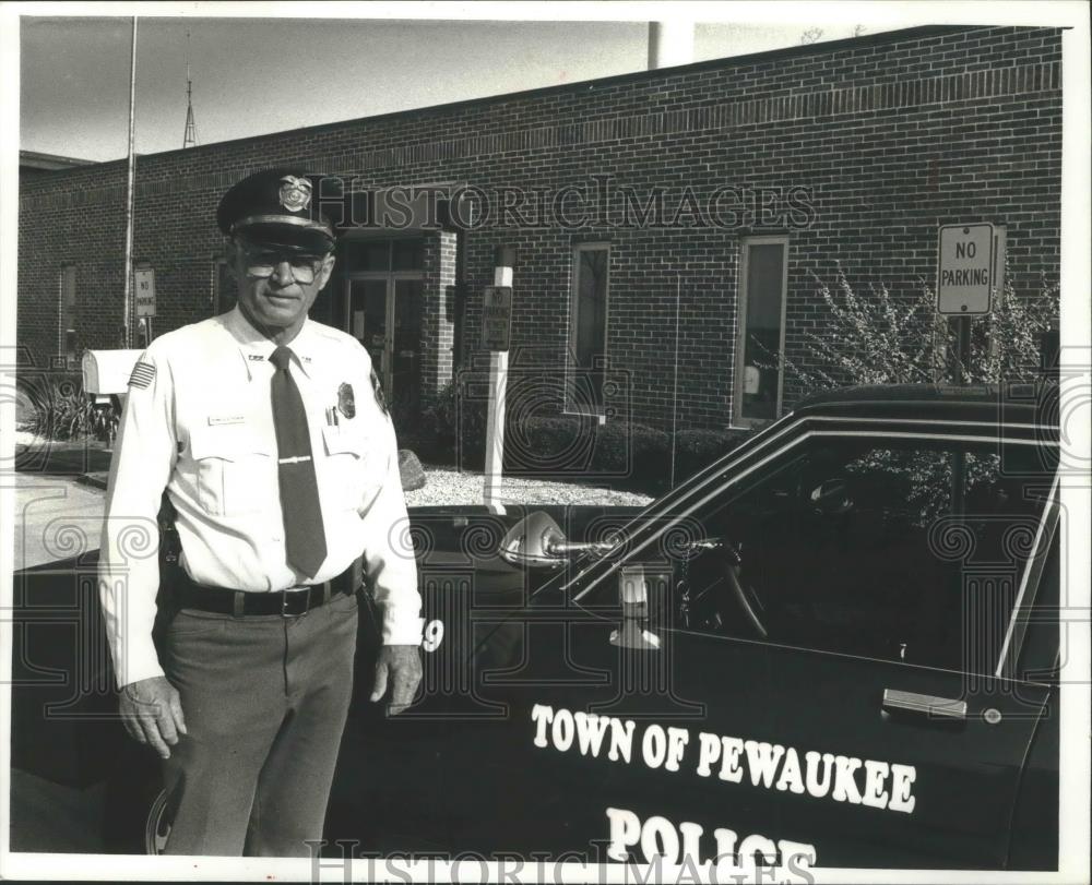 1990 Press Photo Pewaukee police chief Tom Netteshelm retires - mjb73135 - Historic Images