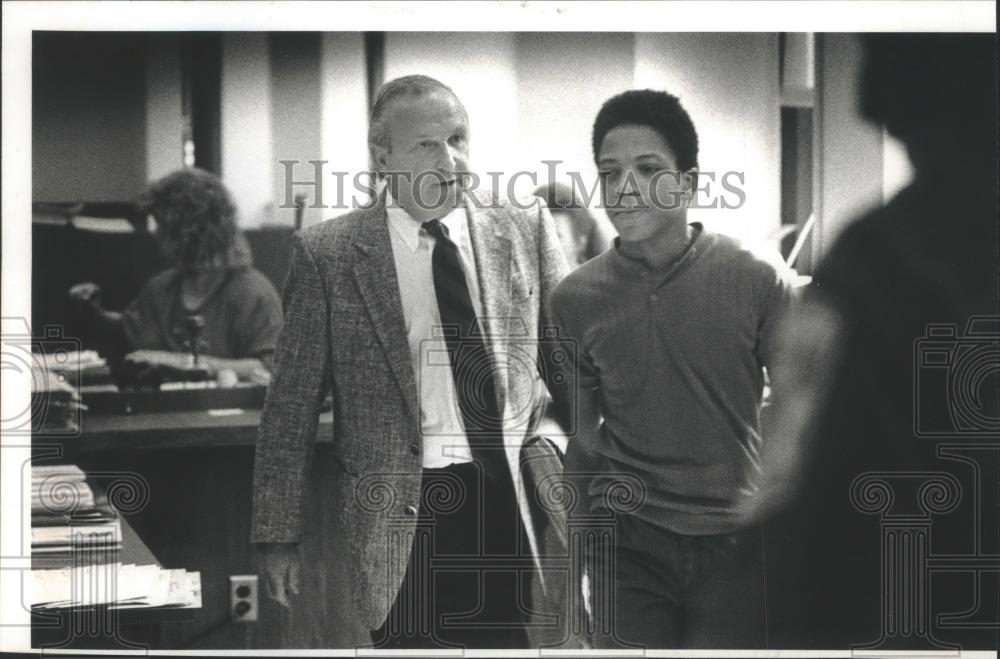 1989 Press Photo Yathzee Inman (R) &amp; lawyer, Seymour Bimbel in court - mjb73185 - Historic Images