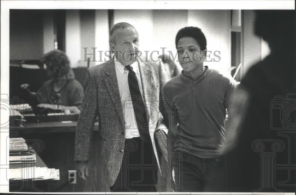 1989 Press Photo Yathzee Inman (R) & lawyer, Seymour Bimbel in court - mjb73185 - Historic Images