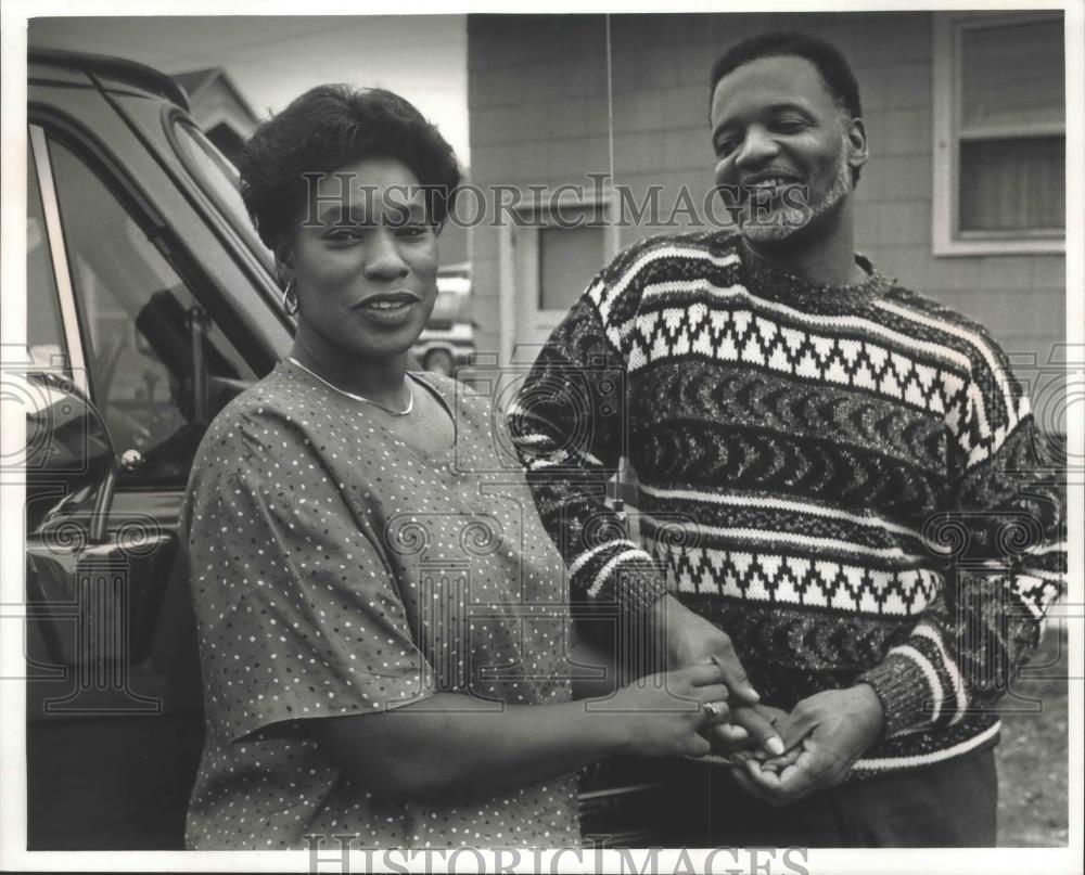 1990 Press Photo Frederick and Willestine Williams in front of their bungalow - Historic Images