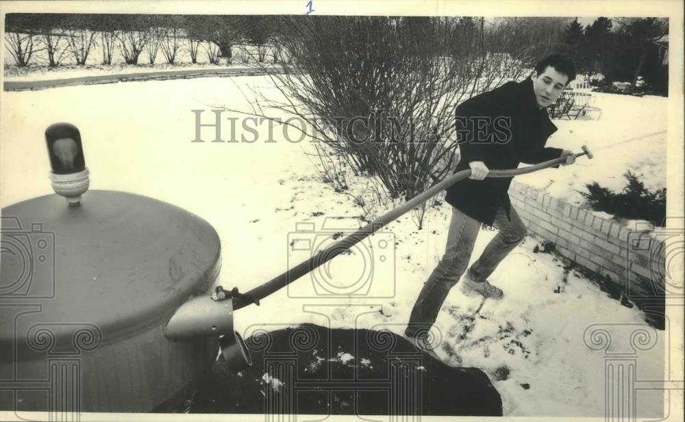 1986 Press Photo David Weiner, Home Fire Hydrant, releases water automatically - Historic Images