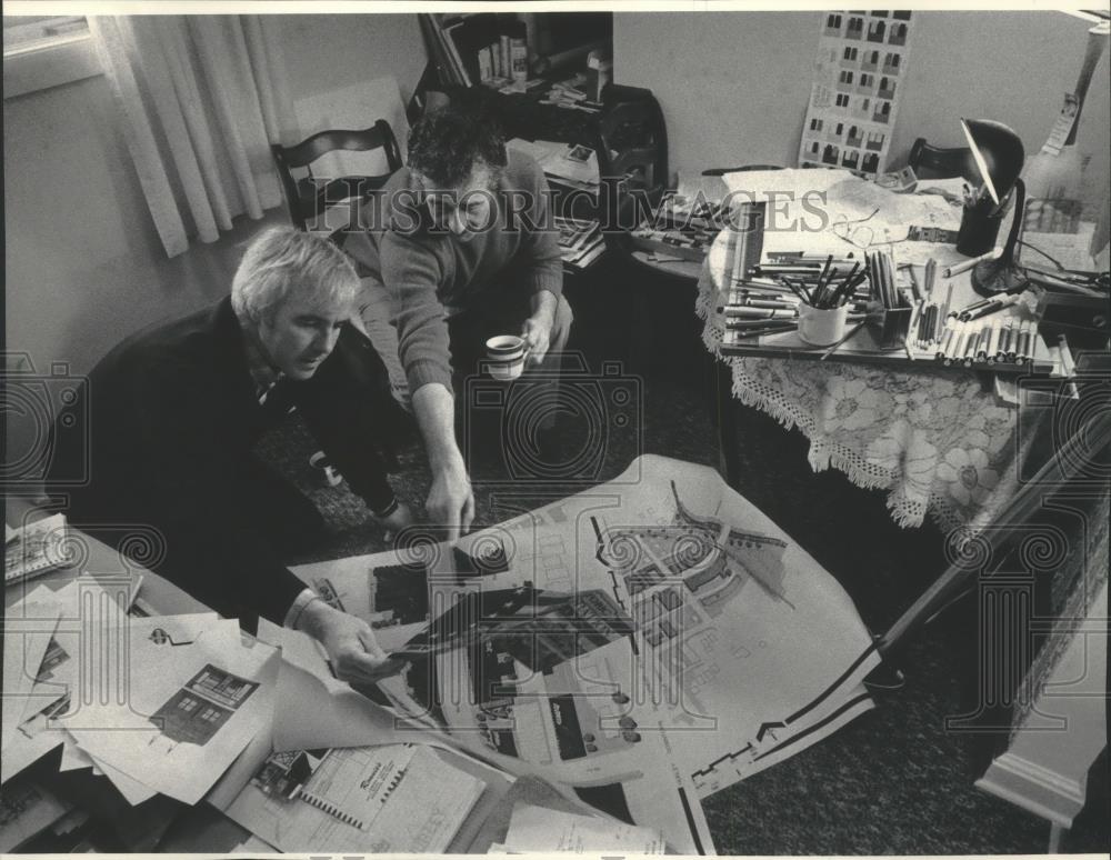 1986 Press Photo Fred Goold, William Rigoni examine plans for Hurley, Wisconsin - Historic Images