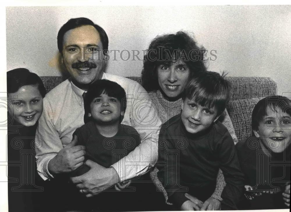 1991 Press Photo Hales Corners Village Commissioner, Wisconsin, Jim Hurm, family - Historic Images