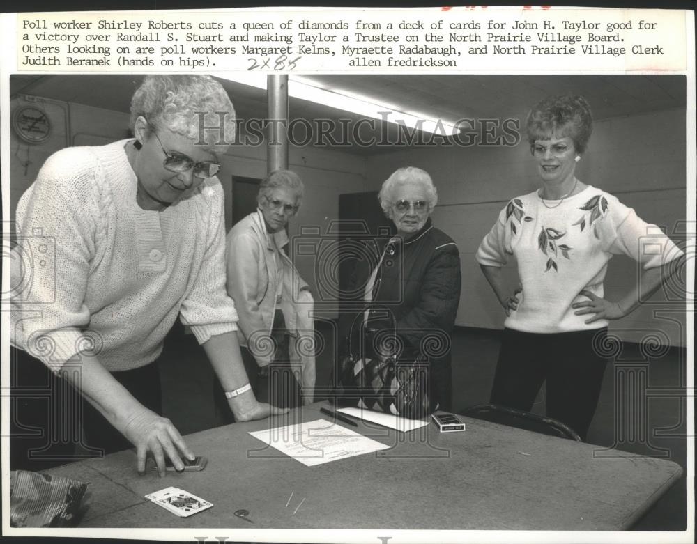 1990 Press Photo Shirley Roberts cuts deck with poll workers, North Prairie. - Historic Images