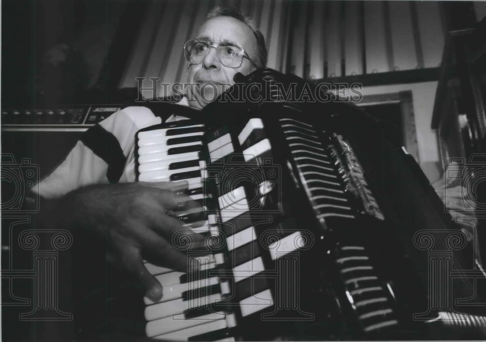 1994 Press Photo Wisconsin Accordion club member Lee Balistrieri West Allis - Historic Images