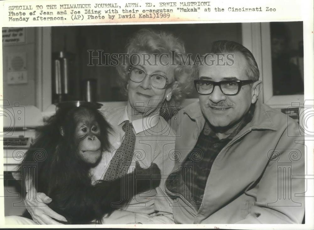 1989 Press Photo Jean and Jow Iding visit with orangutan Mukah at Cincinnati Zoo - Historic Images