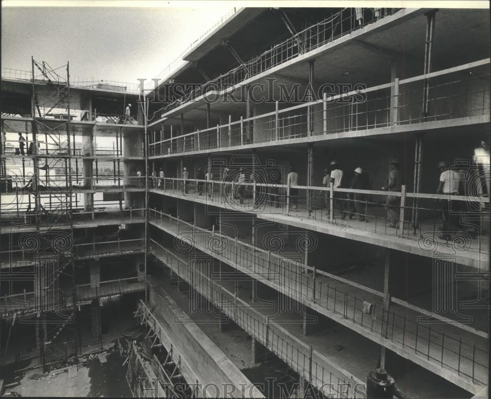 1980 Press Photo Workers at Hyatt Regency Hotel construction site, Milwaukee - Historic Images