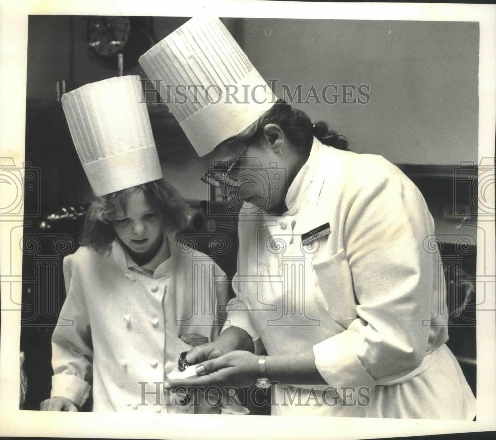 1992 Press Photo Mia Zizzo &amp; Linda Heise in the Milwaukee Hyatt Regency Hotel - Historic Images