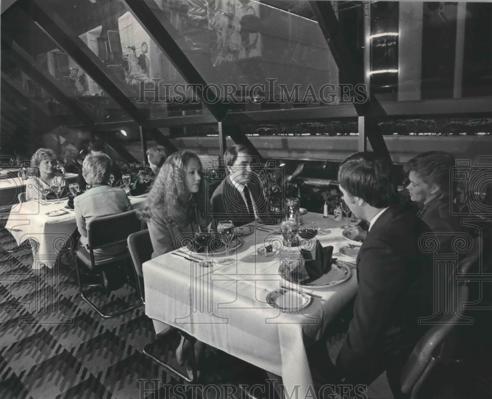 1983 Press Photo Diners at La Rotisserie in Milwaukee&#39;s Hyatt Regency Hotel - Historic Images