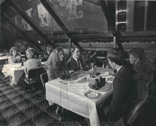 1983 Press Photo Diners at La Rotisserie in Milwaukee's Hyatt Regency Hotel - Historic Images
