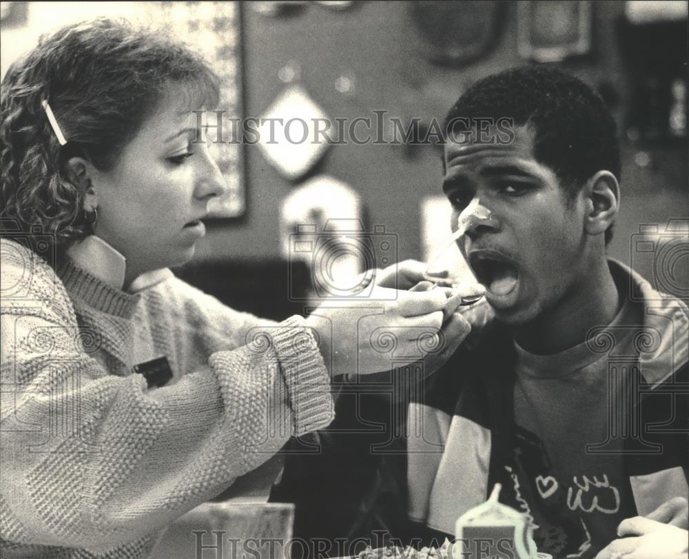 1988 Press Photo Byron Hyler gets help recovering from coma, Milwaukee - Historic Images