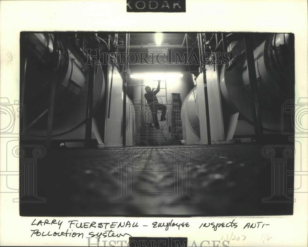 1983 Press Photo Worker looks at odor-control system, Hynite Corp, Milwaukee - Historic Images