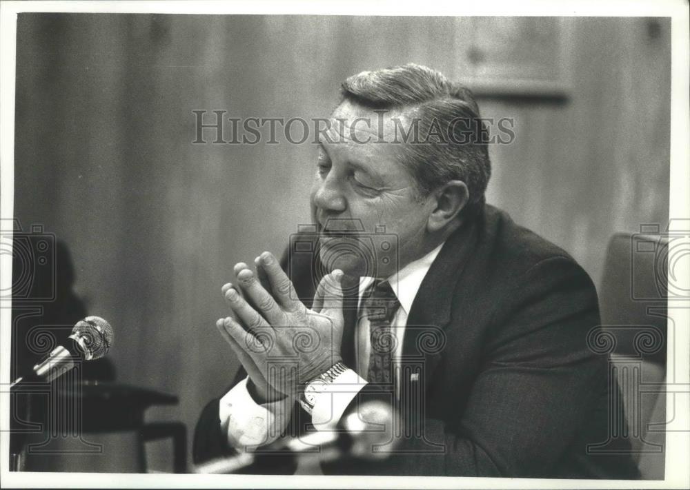 1991 Press Photo Norbert Hynek, mayor of Glendale, Wisconsin for 18 years - Historic Images