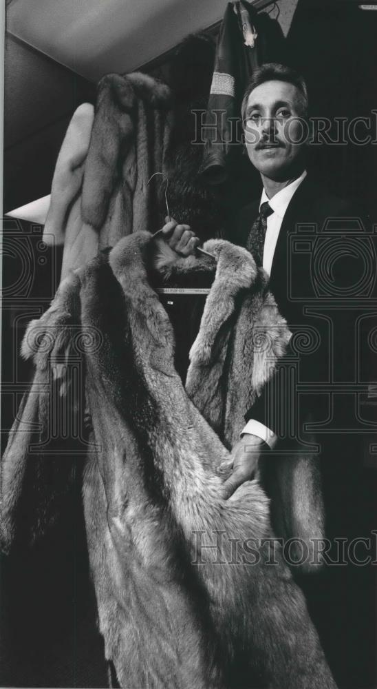 1991 Press Photo Investigator, Frank Morse, displays fur coat from drug arrests - Historic Images