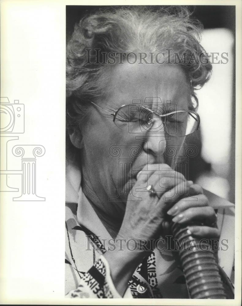 1983 Press Photo Ruth Krasavage receives treatment at Mount Sinai Medical Center - Historic Images