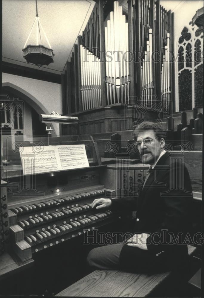 1987 Press Photo Russell Kopitzke plays organ at Mount Olive Lutheran Church - Historic Images