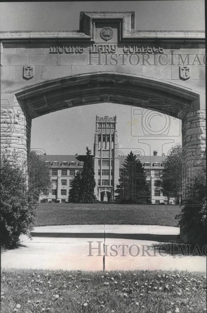 1977 Press Photo Mount Mary College arch and buildings - mjb73536 - Historic Images