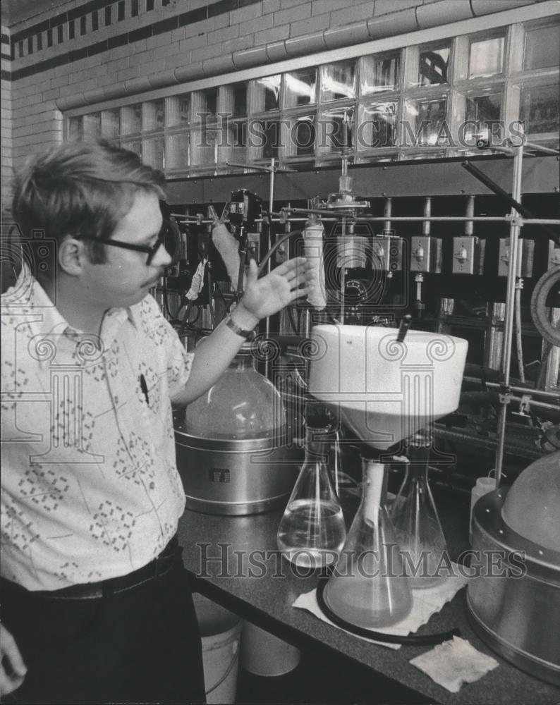 1977 Press Photo Douglas Evers, secretary of Mosinee Research Corporation in WI - Historic Images