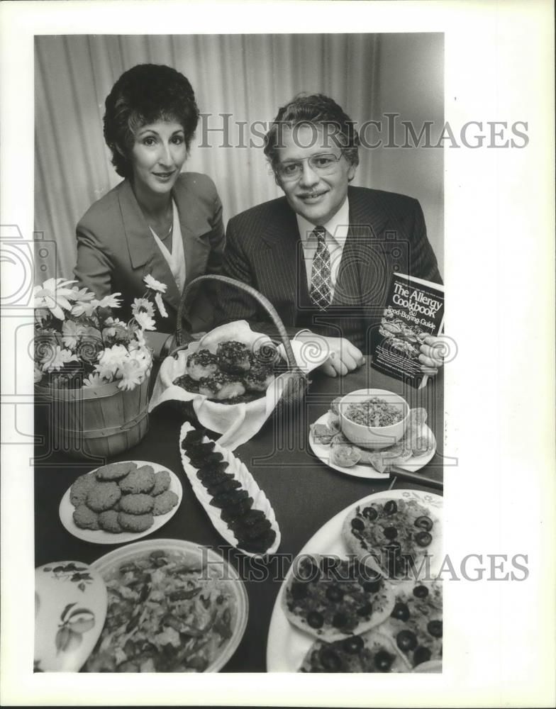 1982 Press Photo Pamela Nonken &amp; Roger Hirsch authors of &quot;The Allergy Cookbook&quot; - Historic Images