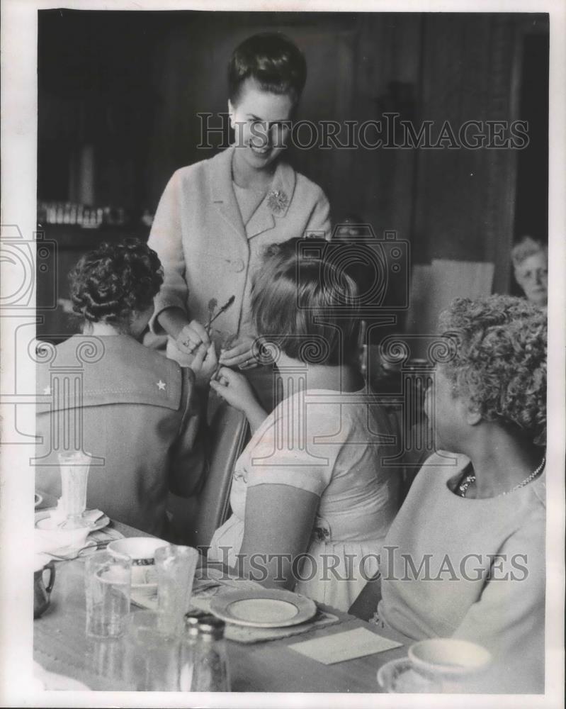 1986 Press Photo Mrs. James Osborne hands out swizzle sticks to women Milwaukee - Historic Images