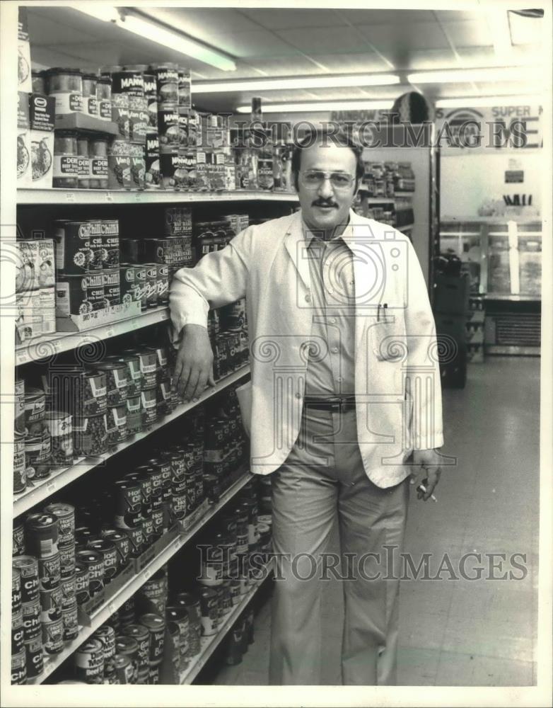 1987 Press Photo Rifki Mseitef, Rainbow Super Food Market, North Avenue Milwakee - Historic Images